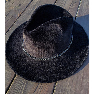 Knit Me A Fab Fedora con un borde de cadena